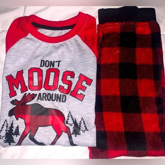 Wonder nation size 6-7-Holiday pajamas. Only worn twice. - Picture 2 of 3